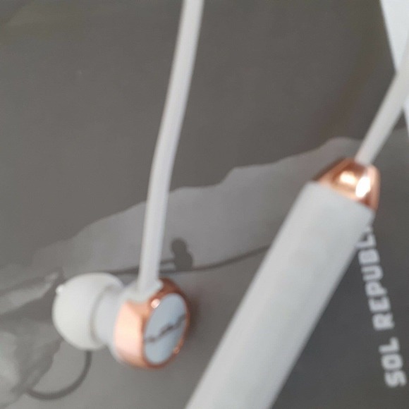 Sol Republic Shadow Wireless Head Set plus Ear tips,USB charge cable - Picture 7 of 9